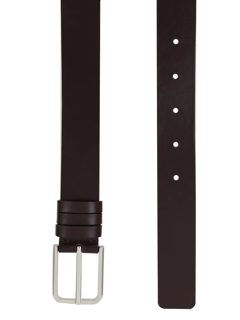 Тёмно-коричневый кожаный ремень с серебряной пряжкой. Классическая предметная съёмка — показан и ремень, и отверстия.