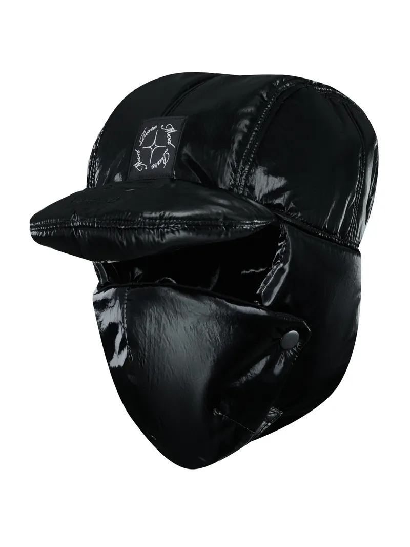 Трэппер с маской для лица. Глянцевый нейлон передан идеально — блики живые, форма читается. Современный urban стиль.