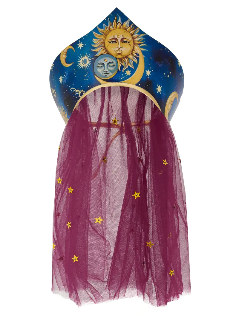 Театральный кокошник с росписью (солнце, луна) и бордовой вуалью со звёздами. Это не товар — это искусство. Идеально для дизайнерского сегмента.