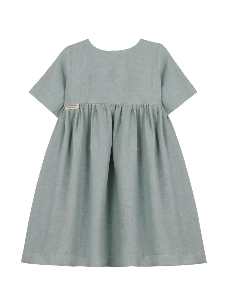 ШЕДЕВР! Детское льняное платье Nature's Baby — вид сзади. Текстура льна, этикетка бренда, мягкие складки.