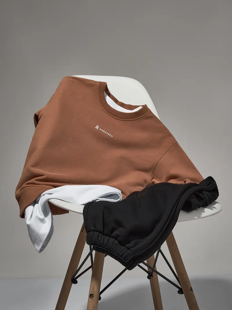 Арт-раскладка на стуле Eames. Терракота + чёрный + белый — гармония.