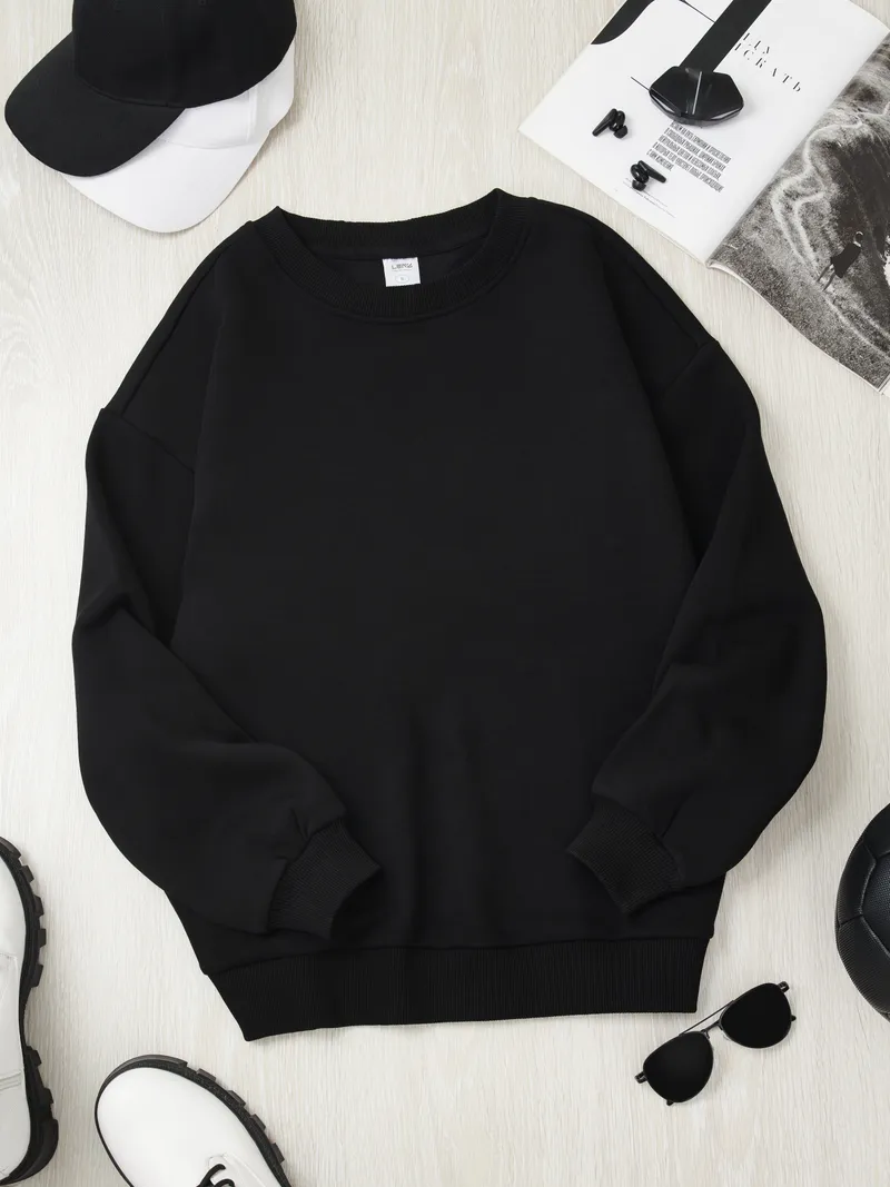 ШЕДЕВР! Lifestyle flatlay с чёрным свитшотом в окружении аксессуаров - кепка, очки, наушники, журнал. Монохромная эстетика, идеально для соцсетей!