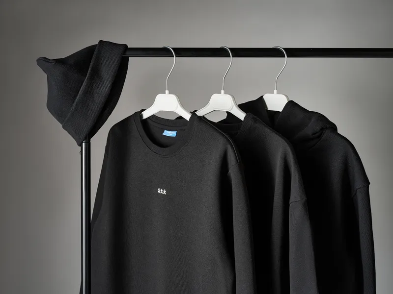 Чёрная коллекция на рейле: свитшот, худи, шапка. Отличная стилизация бренда.