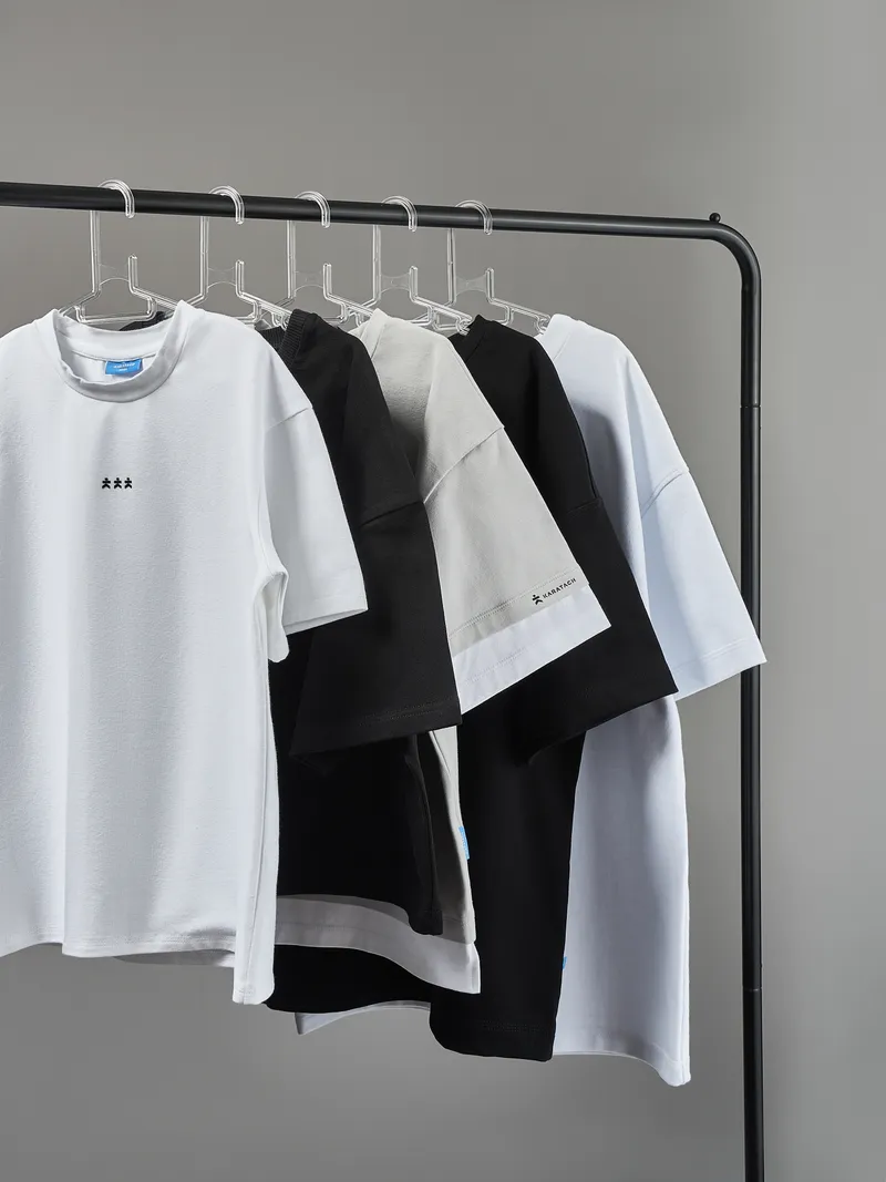 Рейл с футболками разных цветов. Лукбуковая стилистика.