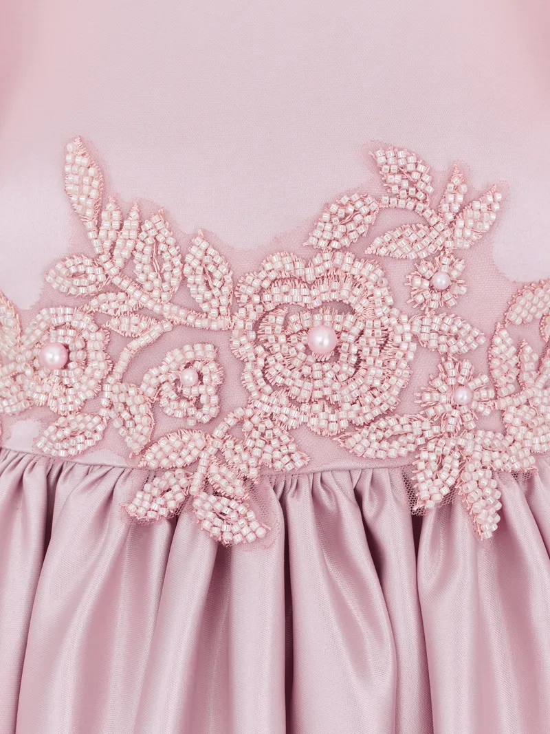 Макро-снимок бисерной вышивки UNONAD'ART — розы из бисера с жемчужинами на атласном поясе. Каждая бусинка видна! Демонстрирует качество ручной работы.