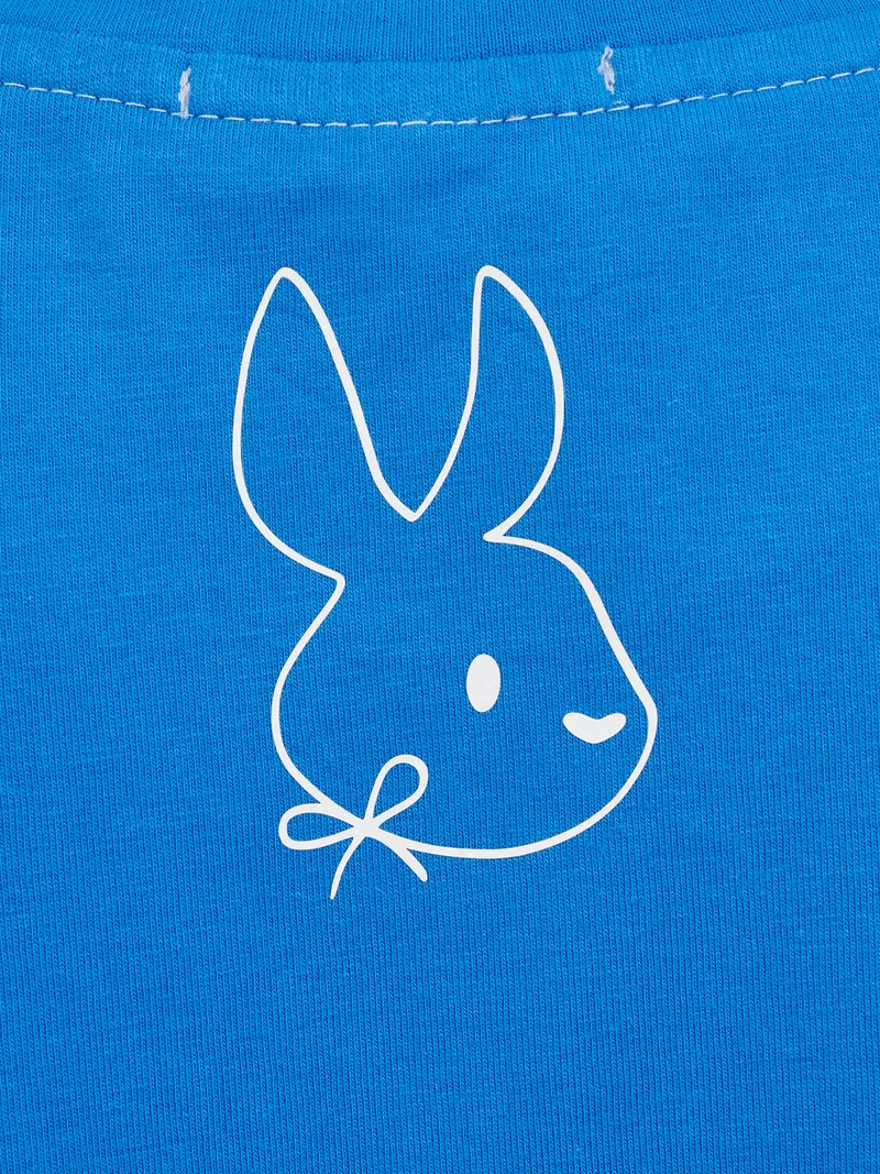 ШЕДЕВР! Макро милого зайчика на детской одежде. Демонстрирует качество принта и внимание к деталям!