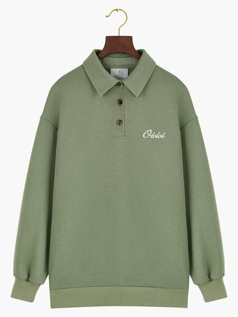 ОТЛИЧНО! Оливково-зелёный поло-свитшот на красивой деревянной вешалке. Вышитый логотип бренда. Очень стильная композиция, вешалка органично вписана в кадр.