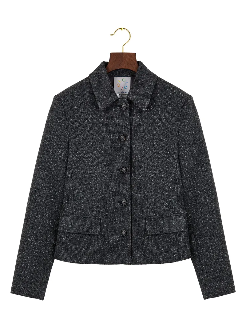OLOLOL тёмно-серый твидовый жакет на деревянной вешалке с золотым крючком. Классический крой, текстура твида читается каждое волокно. Hero!