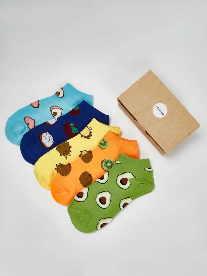ШЕДЕВР! Яркие носки с фруктовыми принтами (авокадо, киви, кокос) в крафт-коробке. Идеальная lifestyle композиция!