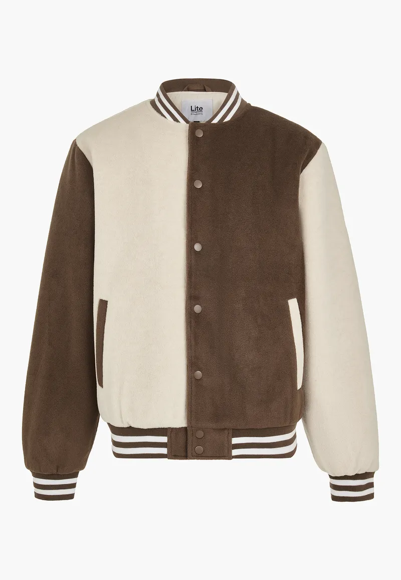 Флисовый бомбер Mascotte в стиле varsity. Коричнево-бежевый колорблок, полосатые резинки.