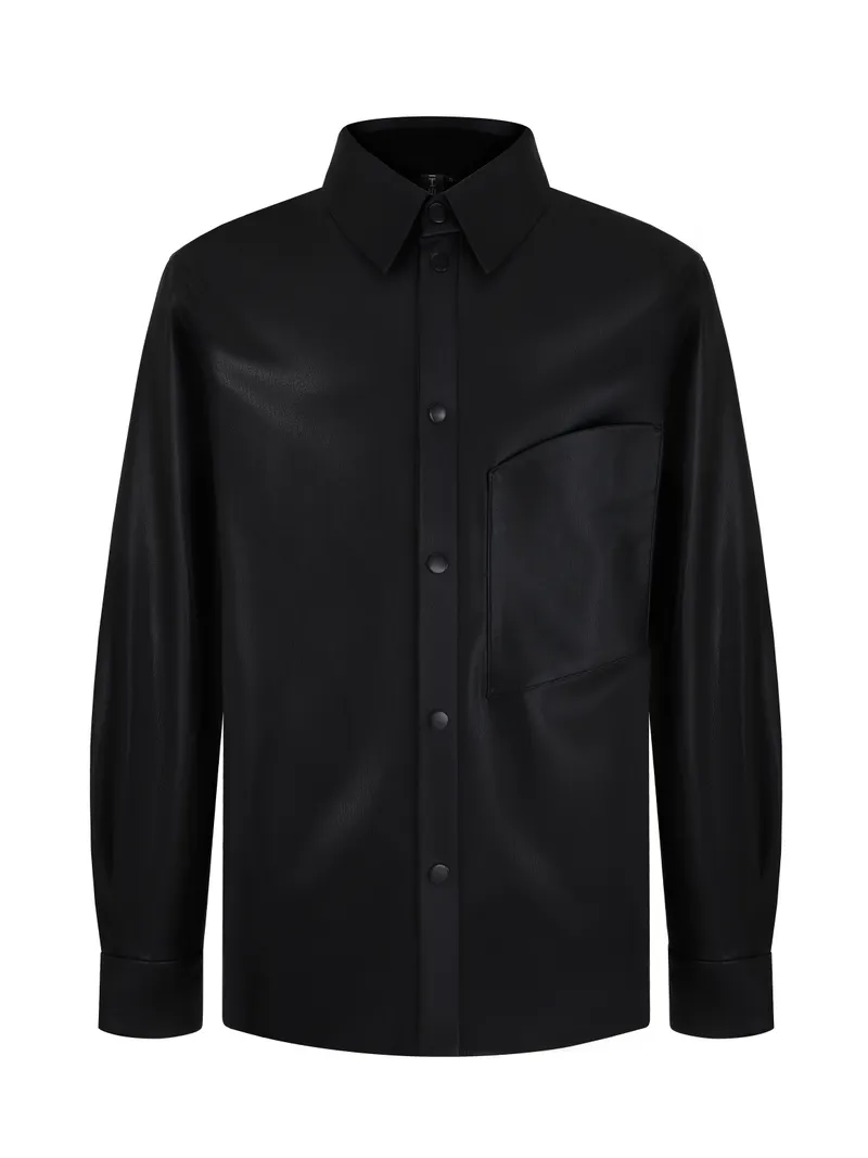 ШЕДЕВР! Чёрная рубашка-овершот из экокожи с большим накладным карманом. Минималистичный дизайн, текстура материала читается отлично.