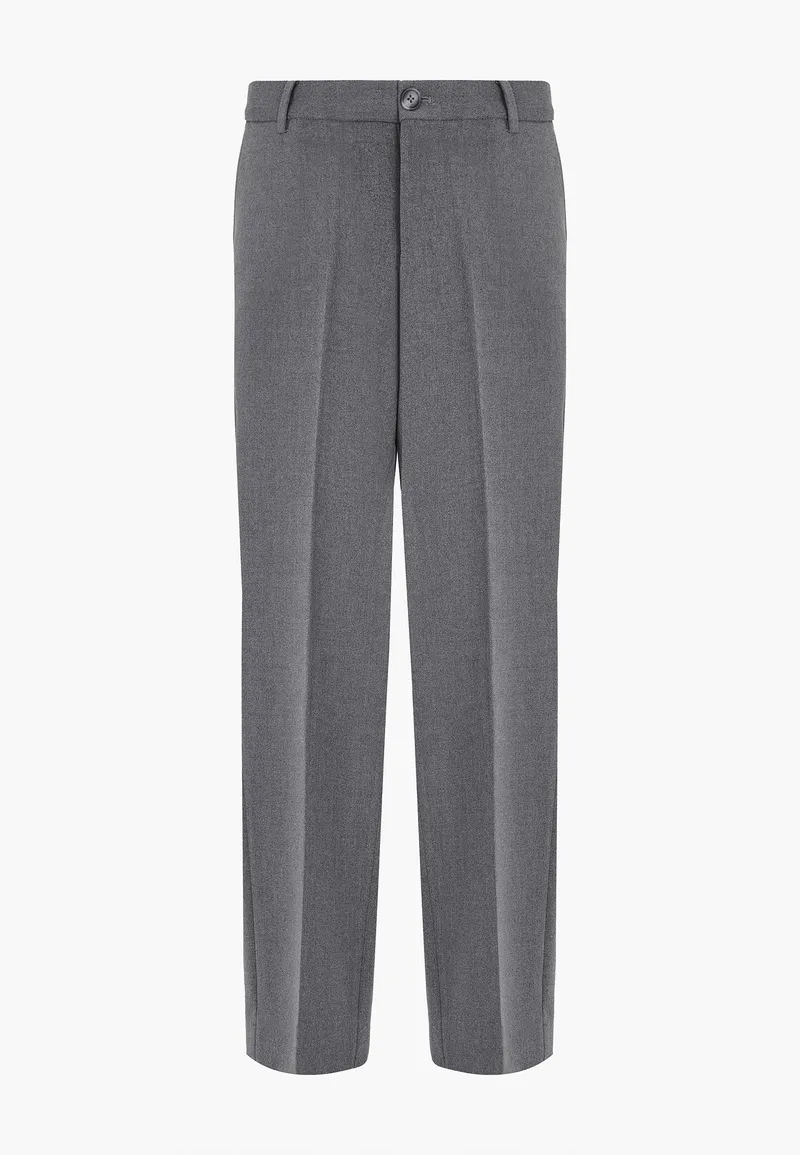 Классические серые брюки со стрелками. Текстура шерстяной ткани хорошо видна. Деловой стиль.