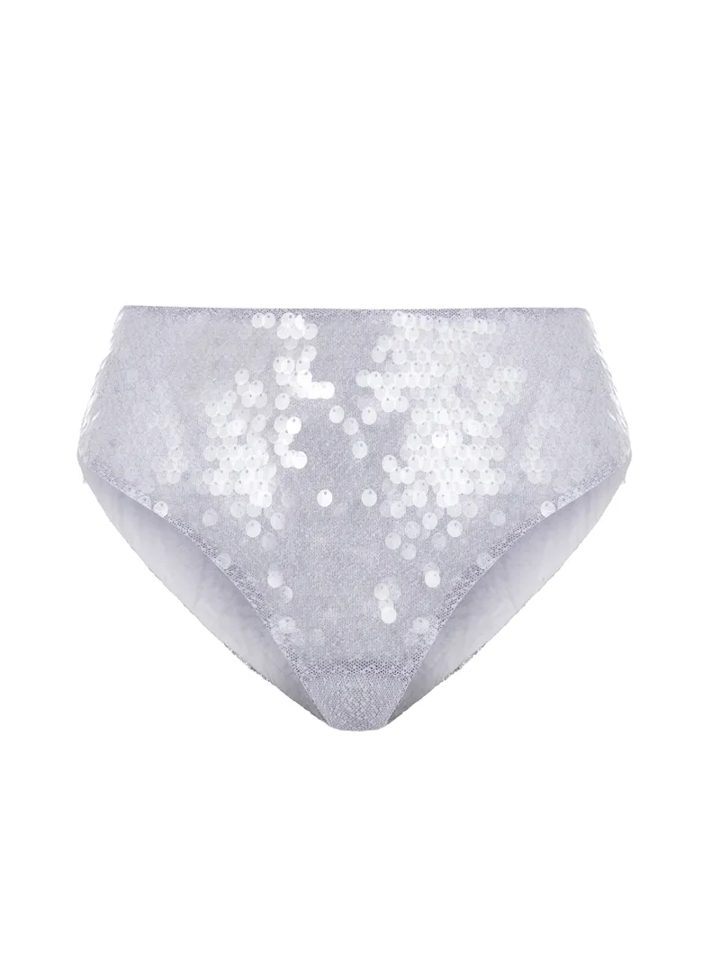 Серебристые высокие трусики с крупными пайетками. Часть вечернего комплекта. Деликатная съёмка нижнего белья.
