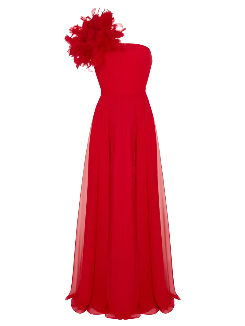 Драматичное красное платье в пол с воздушным шифоном и пышным цветком из перьев на плече. Шедевр!