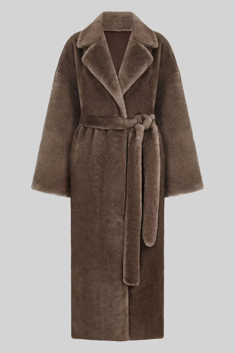 Элегантная плюшевая шуба Fashouse в цвете тауп. Широкие рукава, пояс, роскошная текстура.
