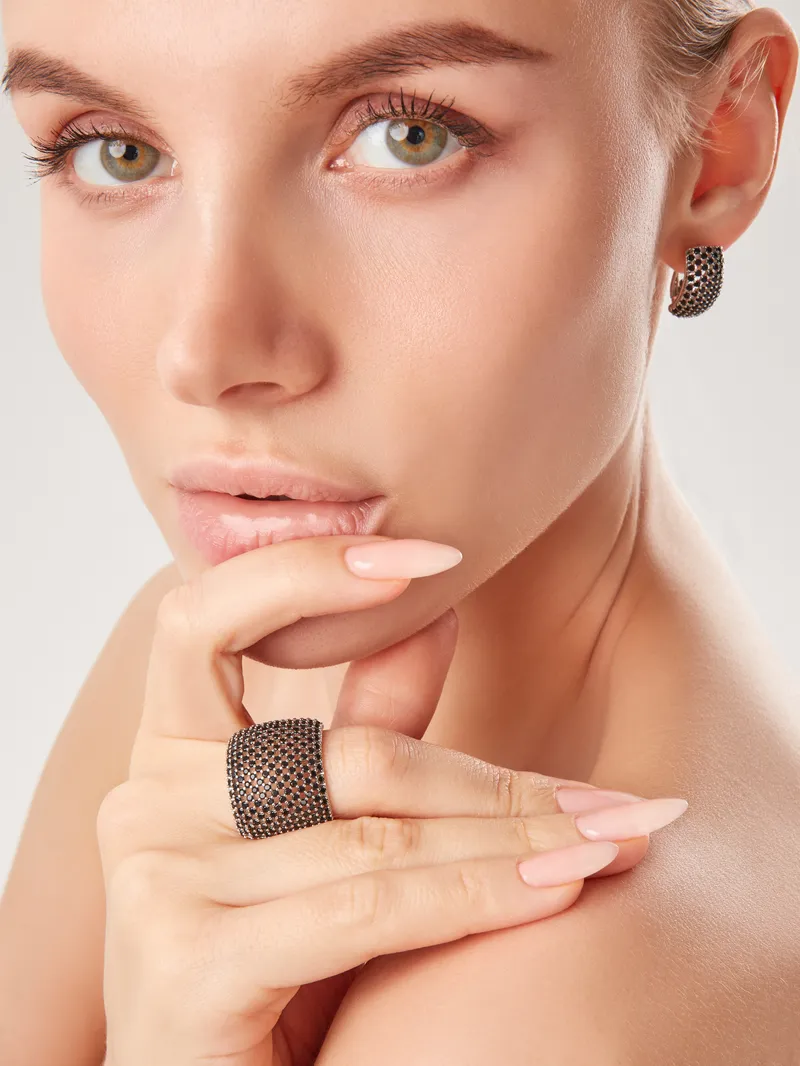 Beauty-съёмка с ювелирными украшениями. Кольцо и серьги с чёрными камнями паве. Профессиональная работа с моделью.